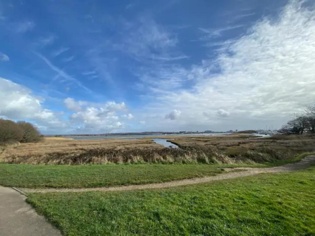 Holes Bay Nature Reserve, Poole, Right Next To The Water Buitenkant foto